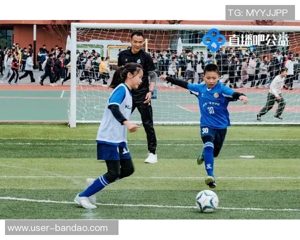 直播吧公益携手杨晨等12名老甲A球星走进成都校园助力青少年足球梦想